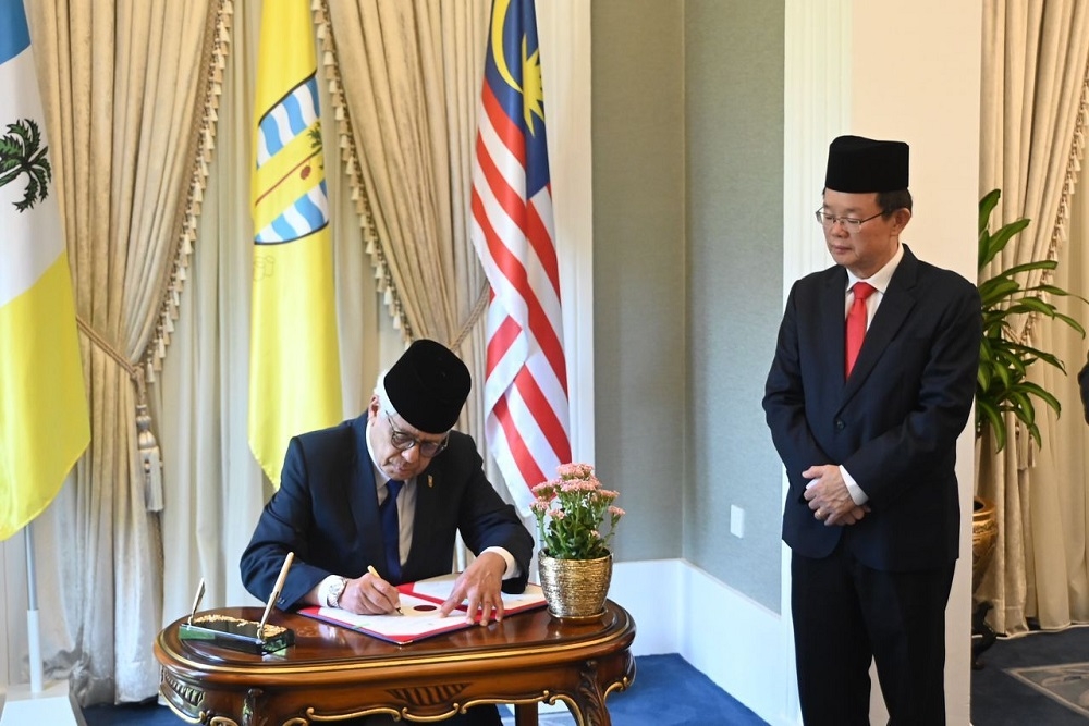 Penang Chief Minister Chow Kon Yeow watches as Yang diPertua Negri Tun Ahmad Fuzi Abdul Razak signs the proclamation for the dissolution of Penang legislative assembly, in George Town June 27, 2023. — Picture courtesy of Penang Chief Minister’s office