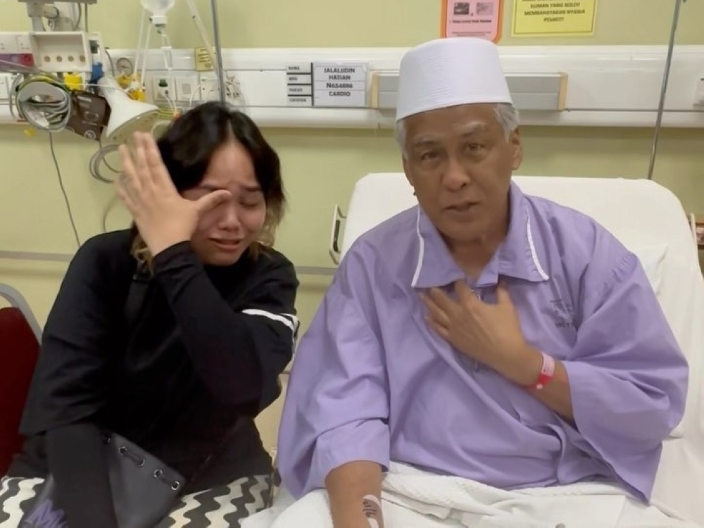 Actress and influencer Norreen Iman shed tears as she visited her 'Mega Spontan' co-star Datuk Jalaluddin Hassan in hospital. — Picture via Instagram/norreen143