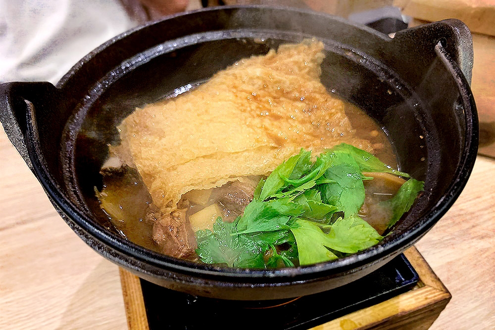 Dayeh Golden Lamb Stew ('Dàyé huángjīn yáng nǎn bāo') is the shop’s signature dish and worth waiting for.