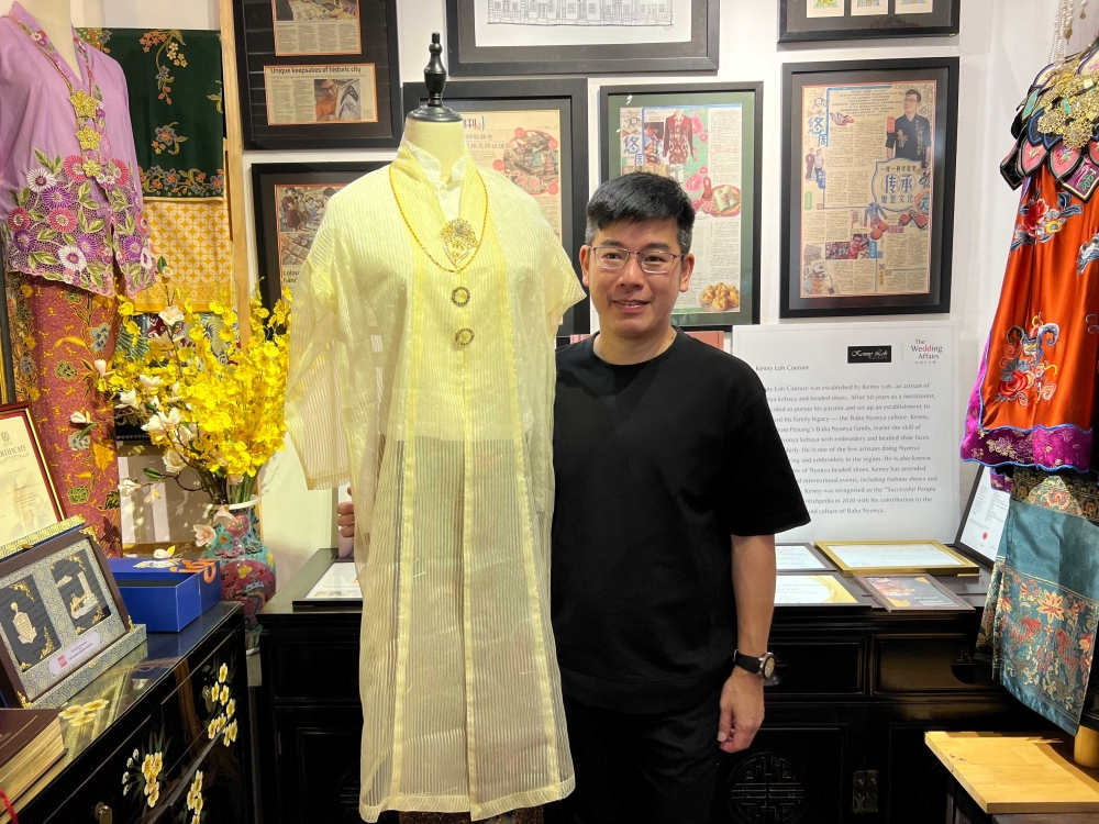 Kenny Loh with a modernised ‘baju panjang’ he designed. — Picture by Opalyn Mok