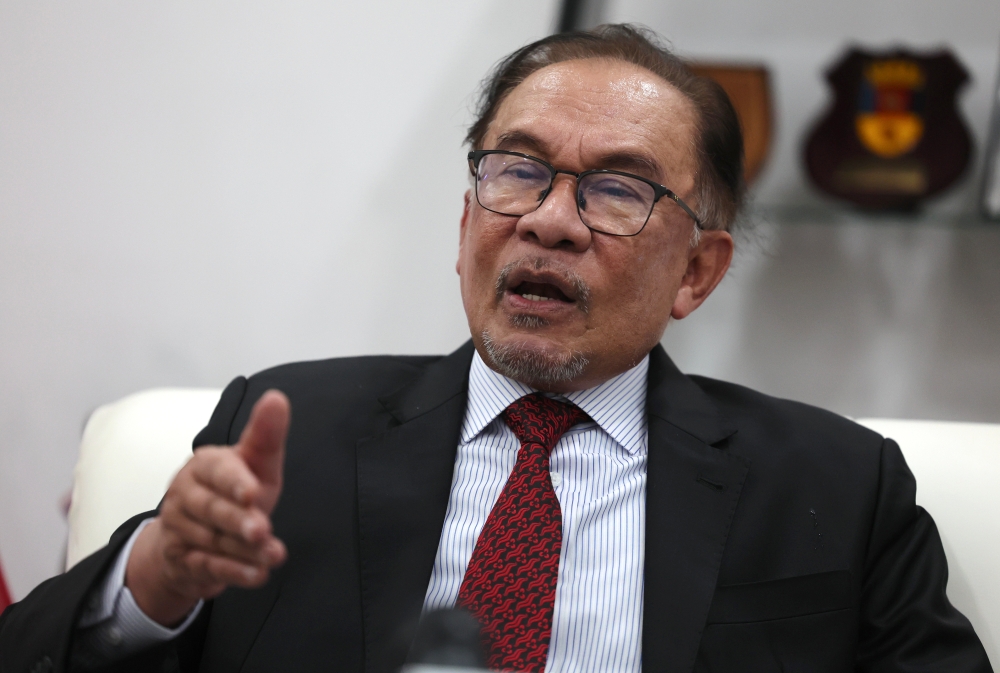Prime Minister Datuk Seri Anwar Ibrahim says Malaysian banks have shown a willingness to extend help to struggling borrowers and micro and small businesses still reeling from the effects of the Covid-19 pandemic. — Bernama pic