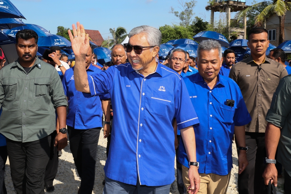 Datuk Seri Ahmad Zahid Hamidi arrives at the Qurban Perdana and People’s Feast (Jamuan Rakyat) programme at Pantai Penunjuk Kijal in Chukai July 1, 2023. ― Bernama pic