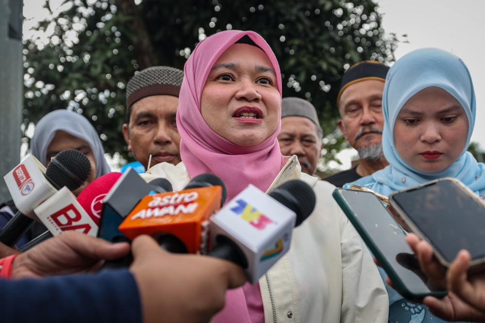 Fadhlina Sidek answering media questions in Nibong Tebal at Jamek Al Huda Mosque, Sungai Bakau July 1, 2023. — Bernama pic