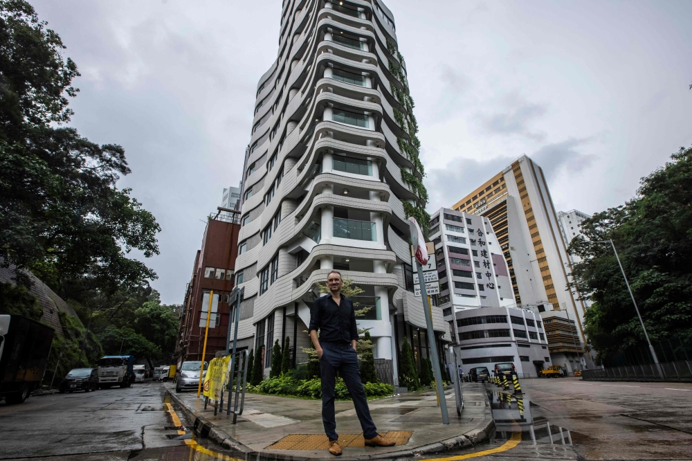 Gambar yang diambil di Hong Kong pada 7 Jun 2023 menunjukkan arkitek Jerman Ulrich Kirchhoff bergambar di luar kolumbarium Shan Sum yang dia reka.— Gambar AFP