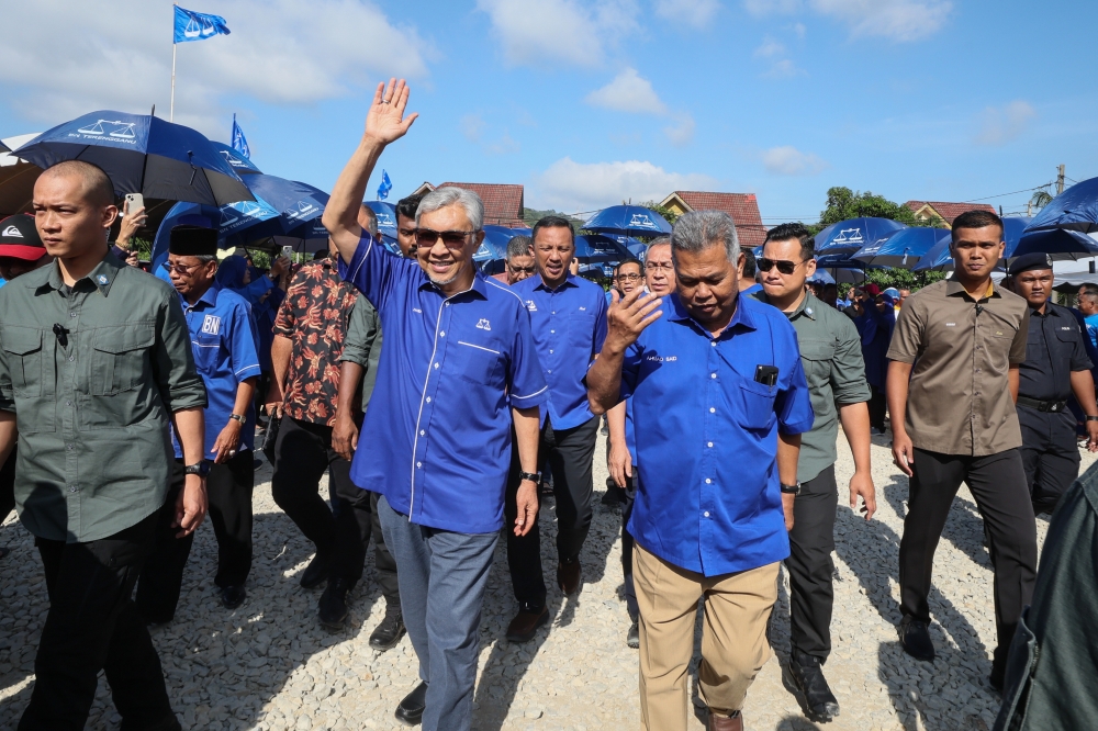 Umno president Datuk Seri Ahmad Zahid Hamidi waves as he arrives at the Qurban Perdana and People’s Feast (Jamuan Rakyat) programme at Pantai Penunjuk Kijal in Chukai July 1, 2023. ― Bernama pic