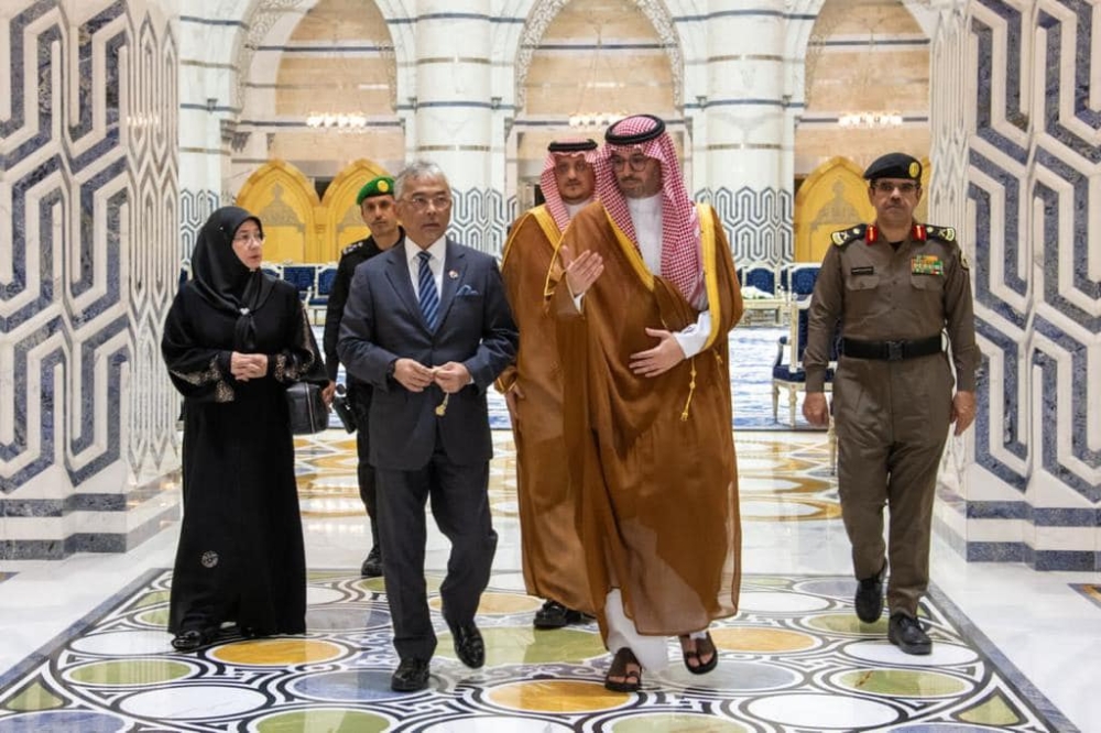 Yang di-Pertuan Agong Al-Sultan Abdullah Ri’ayatuddin Al-Mustafa Billah Shah and Raja Permaisuri Agong Tunku Hajah Azizah Aminah Maimunah Iskandariah have arrived home safely from Saudi Arabia after performing their Haj. — Picture courtesy of Facebook.com/IstanaNegaraOfficial