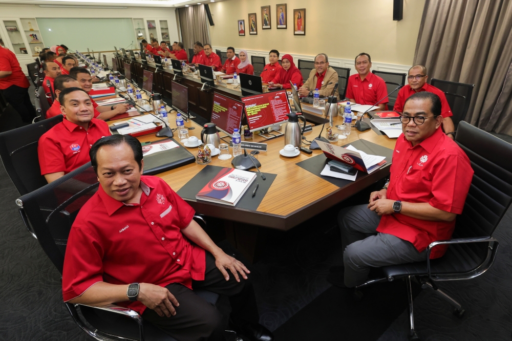Johor Umno liaison committee chairman Datuk Seri Mohamed Khaled Nordin (right), Johor Menteri Besar Datuk Onn Hafiz Ghazi (left) and Datuk Seri Ahmad Maslan (2nd left) attend the liaison committee meeting at the Johor Umno Liaison Committee office in Johor Baru July 2, 2023. — Bernama pic