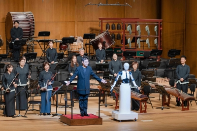 Orchestra-conducting robot wows audience in Seoul