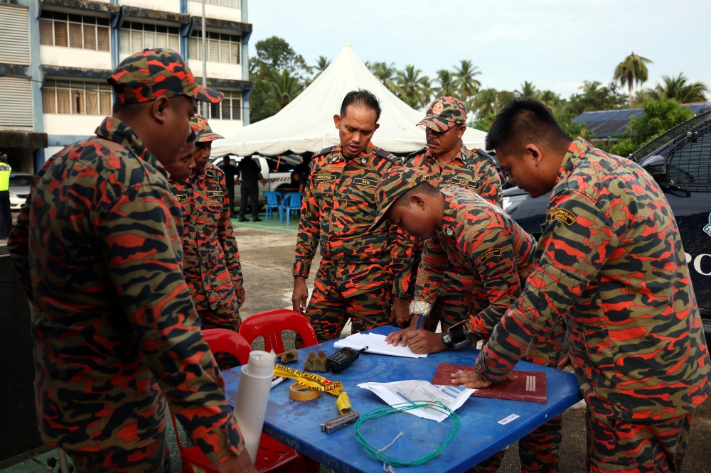 Members of the Fire and rescue department take part in the search and rescue operation at the Air Putih police station in Chukai July 3, 2023. — Bernama pic