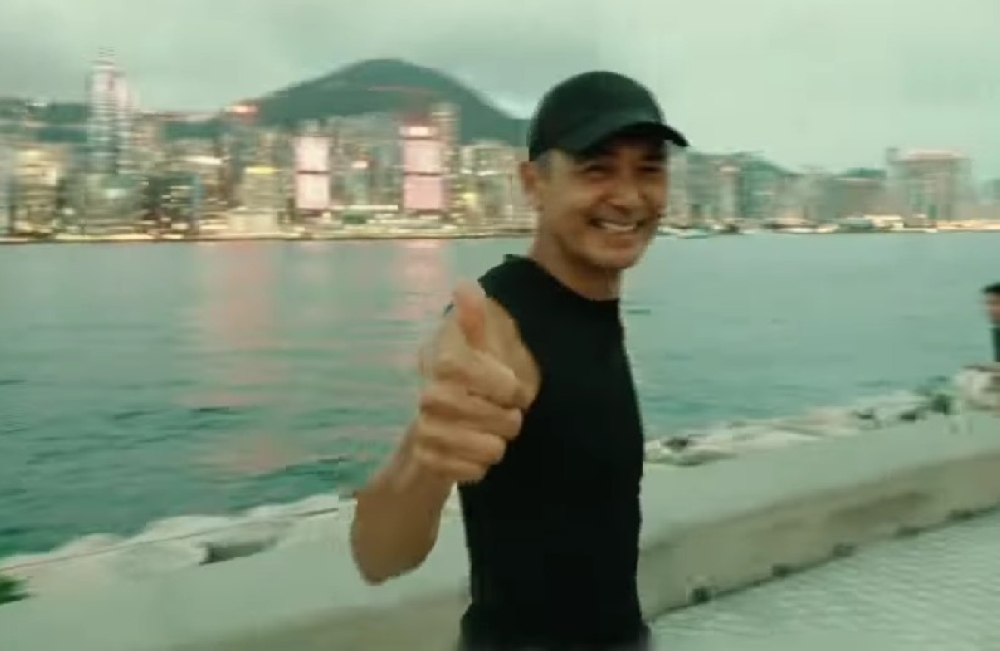 Hong Kong actor Chow Yun-fat decided to run to cinemas showing his latest movie to thank fans for their support. — Screen capture from Facebook/ HOY（免費電視77台及78台）