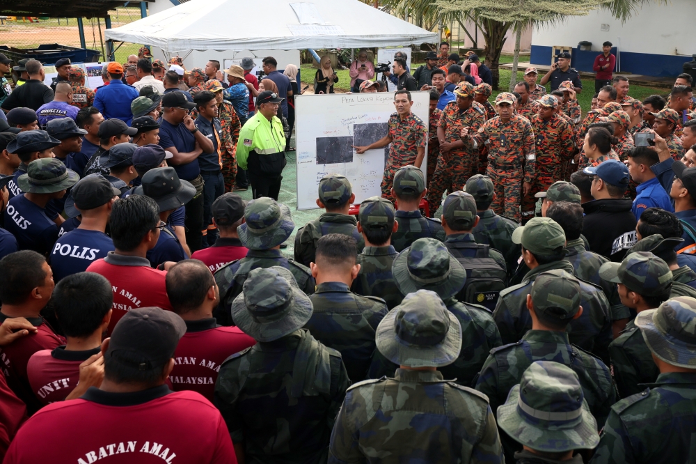 Kemaman district police chief Supt Hanyan Ramlan speaks to members of the search and rescue team at the Air Putih police station in Chukai July 3, 2023. — Bernama pic