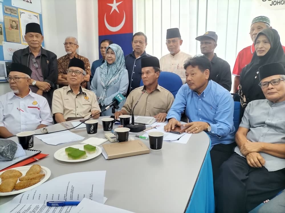 Malaysian Government Retirees Club (Kupekmas) president Datuk Omar Osman (centre) addresses a press conference at the Johor Cuepacs office in Larkin, Johor Baru July 4, 2023. — Picture by Ben Tan