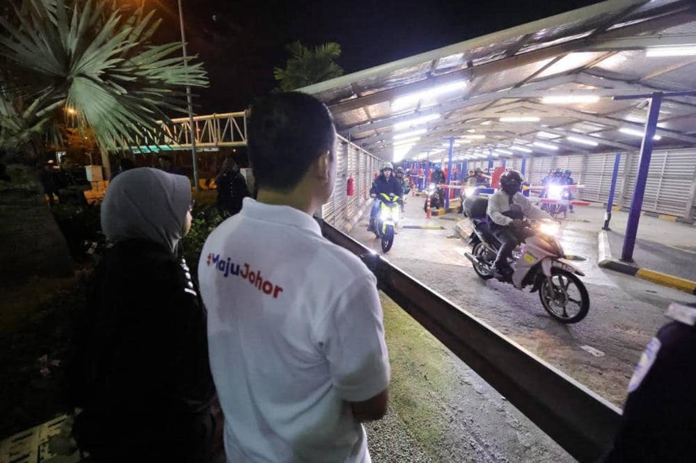 Johor Menteri Besar Datuk Onn Hafiz Ghazi observes the flow of traffic at Customs, Immigration and Quarantine, Johor Baru, July 4, 2023. — Picture from Facebook/Onn Hafiz Ghazi