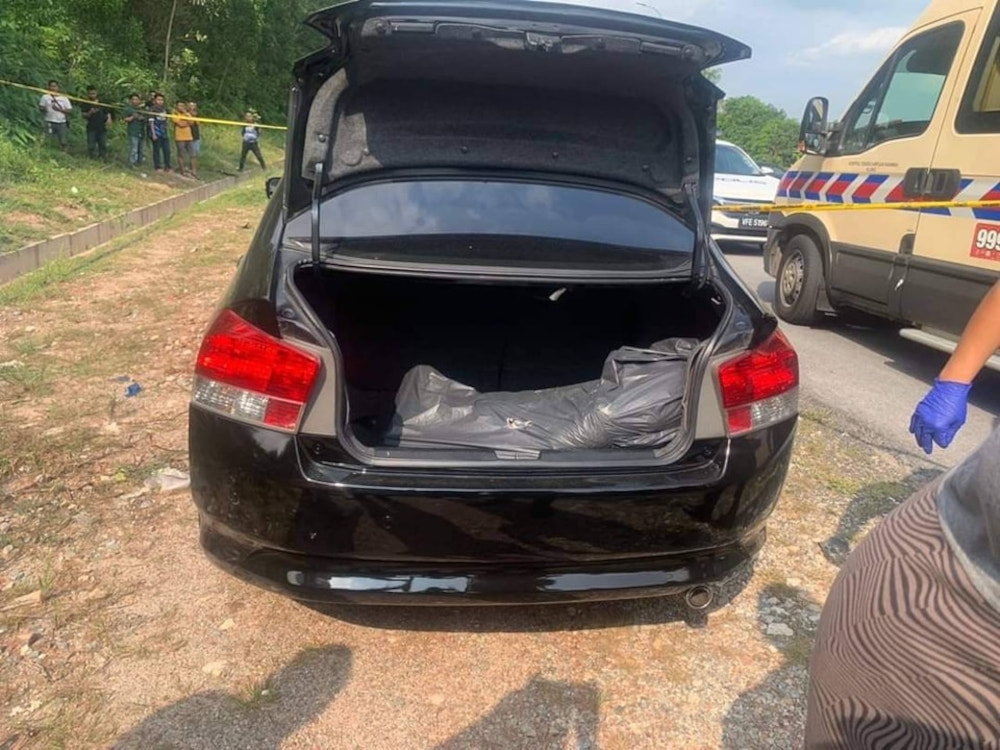 Shah Alam deputy police chief Supt Ramsay Anak Embol said the police were informed about the discovery of the body at about 3.25pm by passers-by. — Picture from Twitter/Bernama