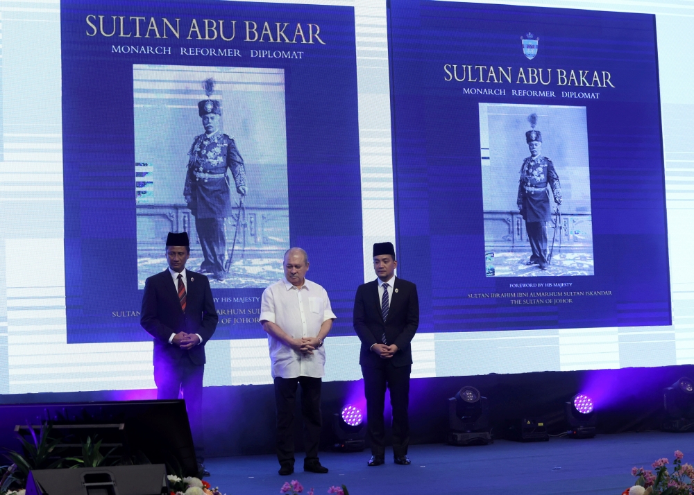 Sultan of Johor Sultan Ibrahim Sultan Iskandar at the launch of the Johor Sultanate Portal and three books at Persada Johor Bahru International Convention Centre, Johor Baru, July 5, 2023. Also present is Johor Menteri Besar Datuk Onn Hafiz Ghazi. — Bernama pic 
