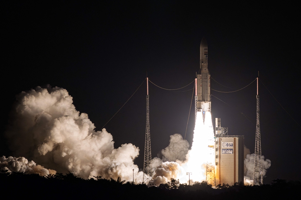Roket berat Ariane-5 Eropah berlepas dari Pusat Angkasa Guyana di Kourou, Guyana Perancis 5 Julai 2023. — Gambar AFP