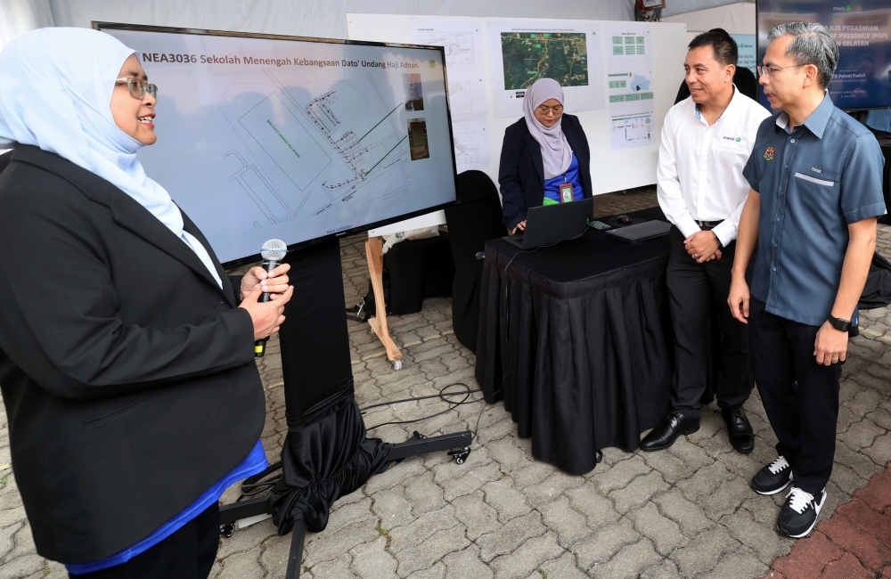 Communications and Digital Minister Fahmi Fadzil (right) attends the launch of the South Zone Point of Presenceat Sekolah Menengah Kebangsaan Dato’ Undang Haji Adnan in Rembau July 6, 2023. — Bernama pic