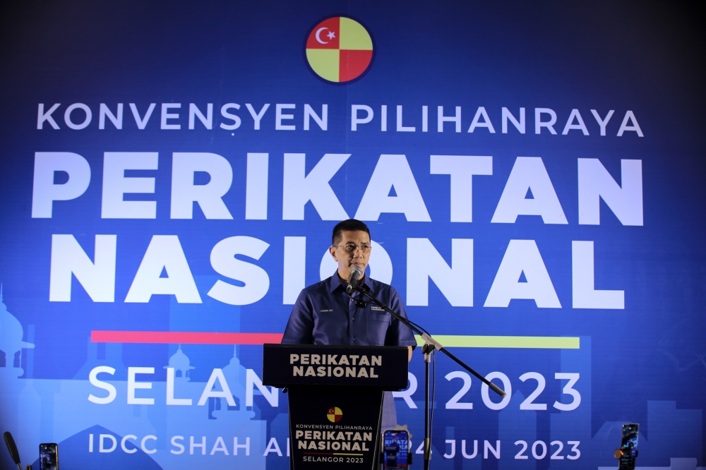 Selangor Perikatan Nasional (PN) chairman Datuk Seri Mohamed Azmin Ali has said that he won’t be contesting the Hulu Kelang seat in the upcoming Selangor state elections. — Picture by Ahmad Zamzahuri