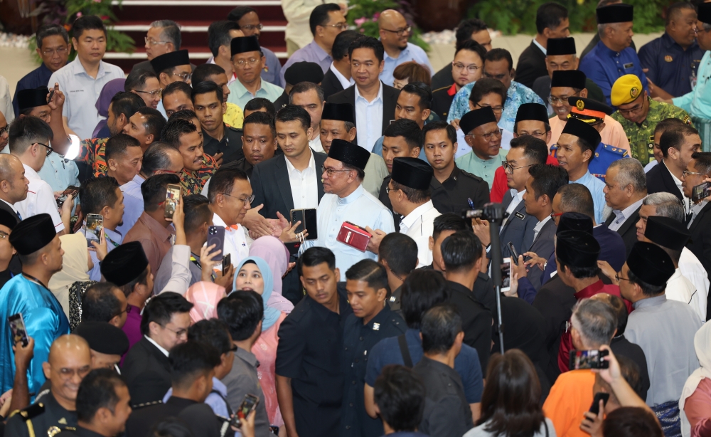 — Good governance and economic management can attract the interest and confidence of domestic and foreign investors to invest in the country thus ensuring rapid economic growth, said Prime Minister Datuk Seri Anwar Ibrahim today.