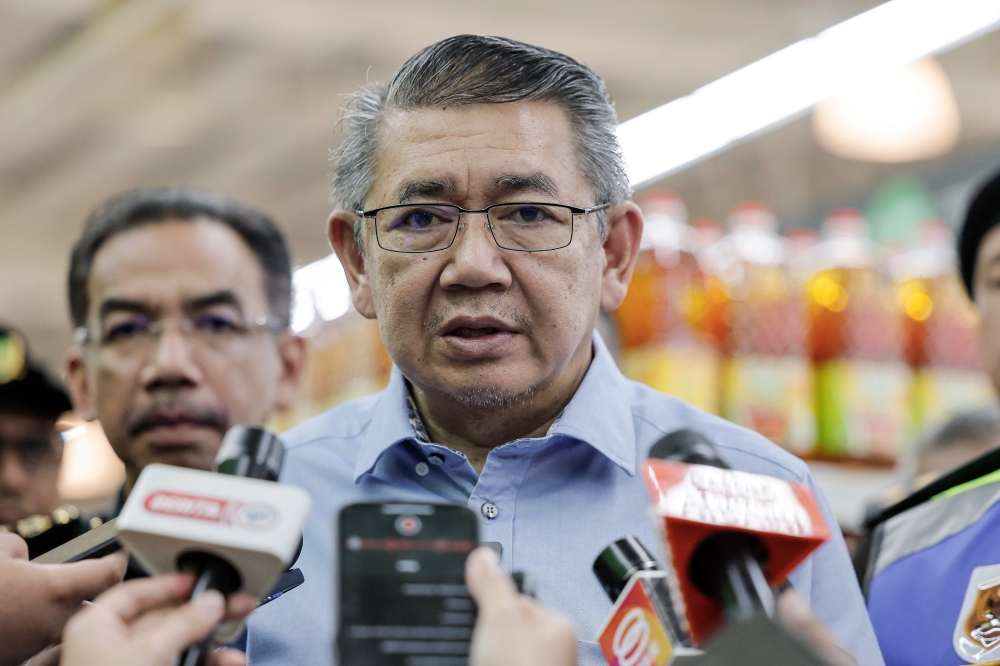 Domestic Trade and Cost of Living Minister Datuk Seri Salahuddin Ayub said for now, acts related to franchising are under the supervision of KPDN whereas training and guidance related to franchise development come under the Entrepreneur Development and Cooperatives Ministry. — Bernama pic 