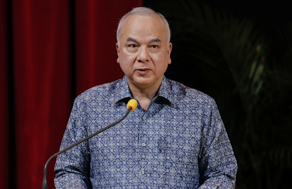 Sultan Nazrin mengurniakan kartunis terkenal Lat dengan gelaran ‘Artis Diraja’ Sultan Nazrin mengurniakan kartunis terkenal Lat dengan gelaran ‘Artis Diraja’