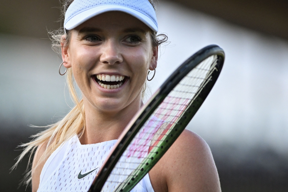 Reaksi pemain Britain, Katie Boulter ketika dia bermain dengan pemain Australia Alex De Minaur semasa perlawanan tenis beregu campuran menentang pemain Australia John Peers dan Storm Hunter dari Australia pada hari kelima Kejohanan Wimbledon 2023 di The All England Tennis Club di Wimbledon, barat daya London, pada 7 Julai , 2023. — Gambar AFP