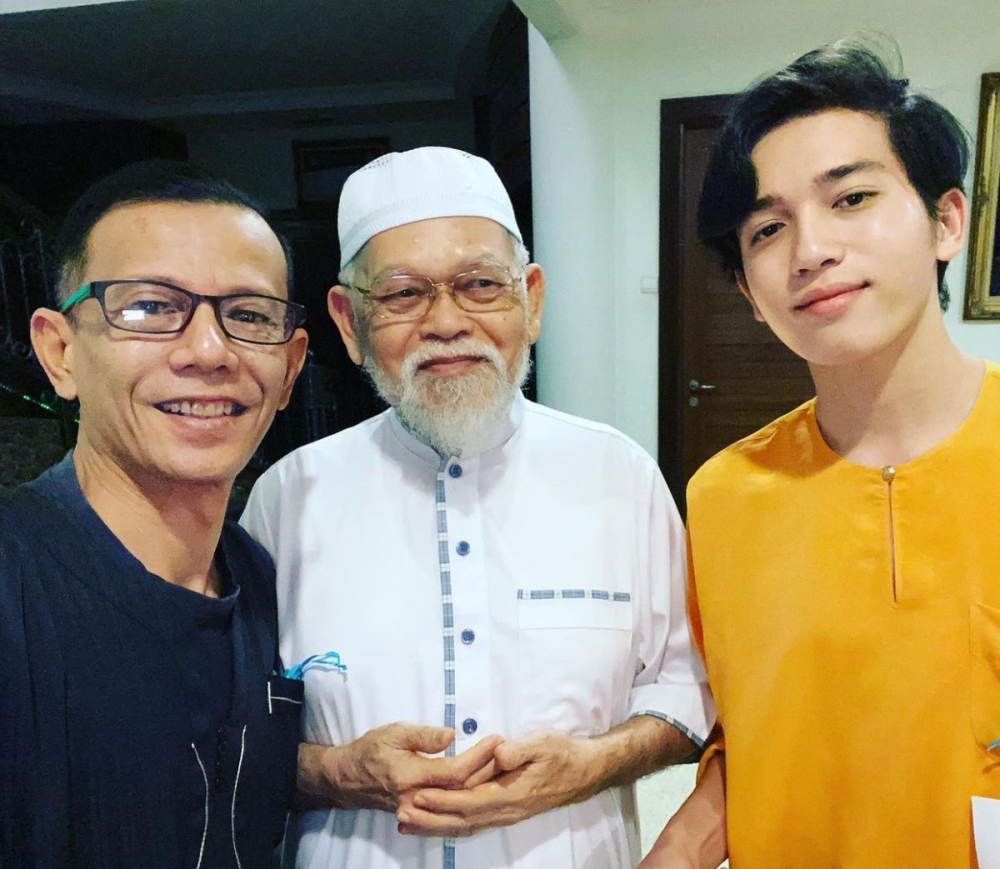 Former AirAsia chairman Datuk Pahamin Rajab (centre) died on the way to London for his grandson's graduation. —  Picture courtesy of Twitter/Azhar Sulaiman