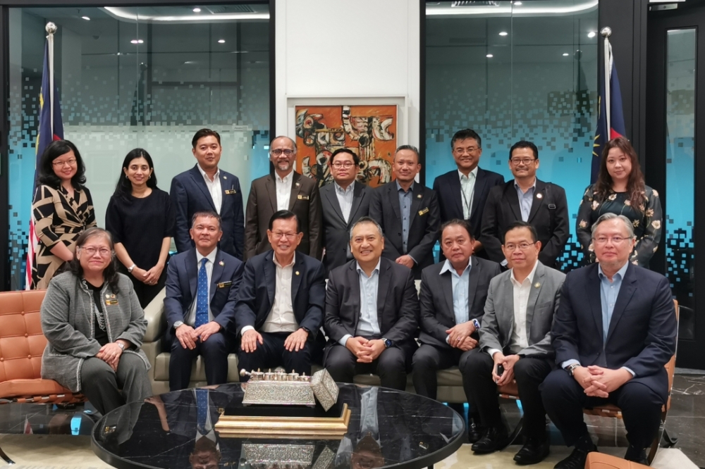 Lee (seated, 3rd left) in a group photo with all present at the meeting. — Borneo Post pic