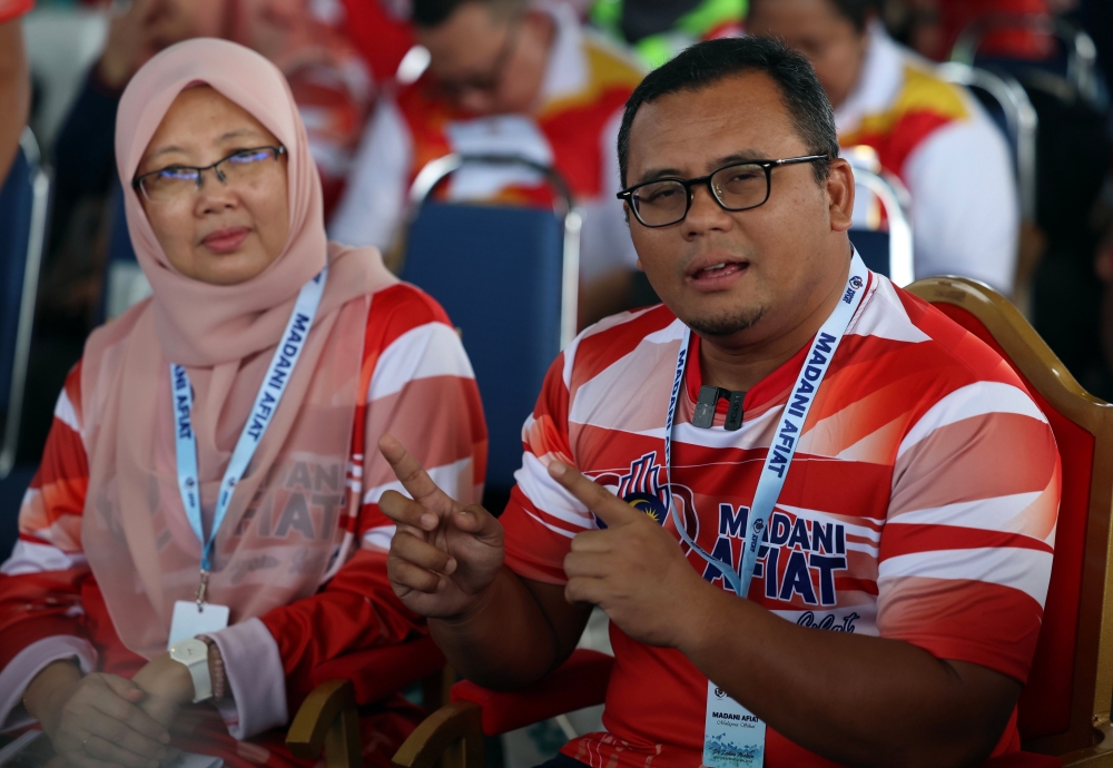 Menteri Besar Amirudin Shari and Health Minister Dr Zaliha Mustafa speak to the media after the launch of the One Hour Malaysia Clean Up. — Bernama pic