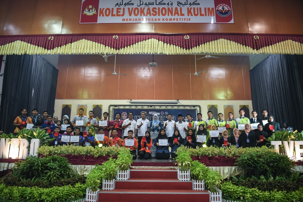 Education Minister Fadhlina Sidek poses for a picture with the winners of the national-level Innovation and Robotics Competition in Kulim July 9, 2023. — Bernama pic