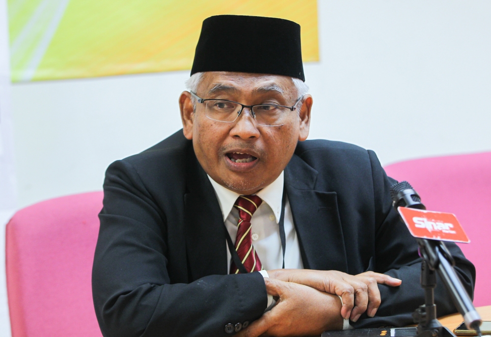 DAP’s Abdul Aziz Bari told PAS president Tan Sri Abdul Hadi Awang to stop playing ‘kamikaze politics’ just to win votes after alleging that the party was continuing the British colonial’s plan to destroy Malay and Bumiputera supremacy. — Picture by Farhan Najib