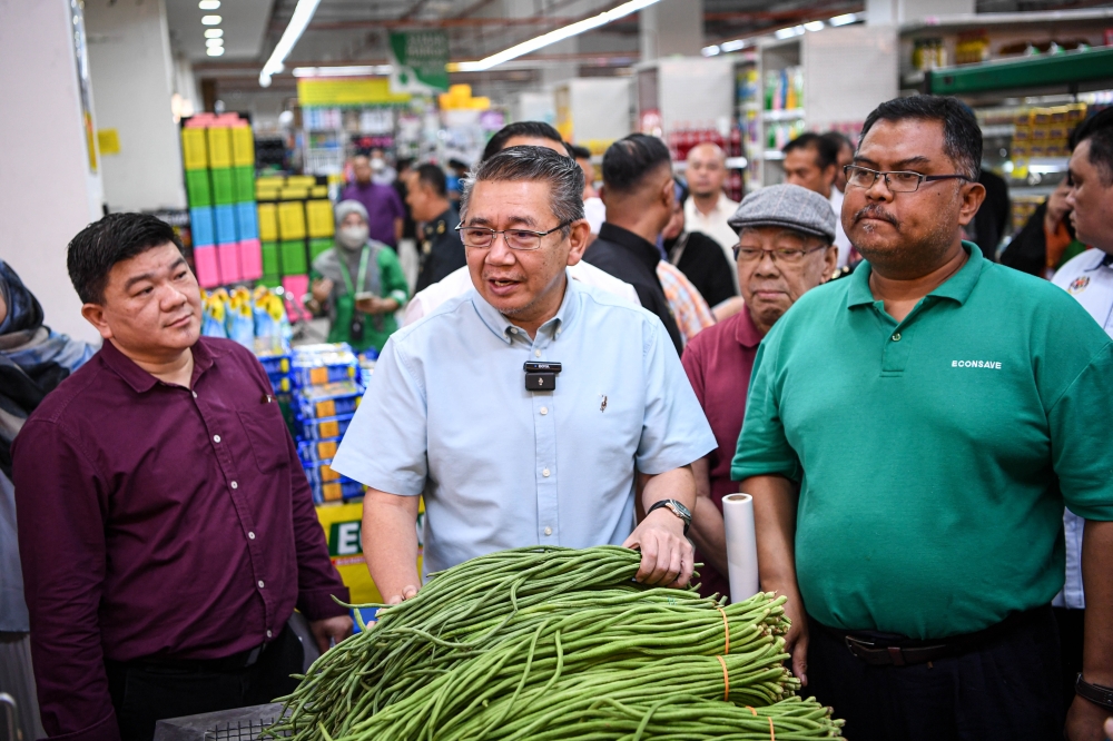 Minister of Domestic Trade and Cost of Living Datuk Seri Salahuddin Ayub (centre) during a visit to the Econsave supermarket in Setapak Sentral July 11, 2023. — Bernama pic
