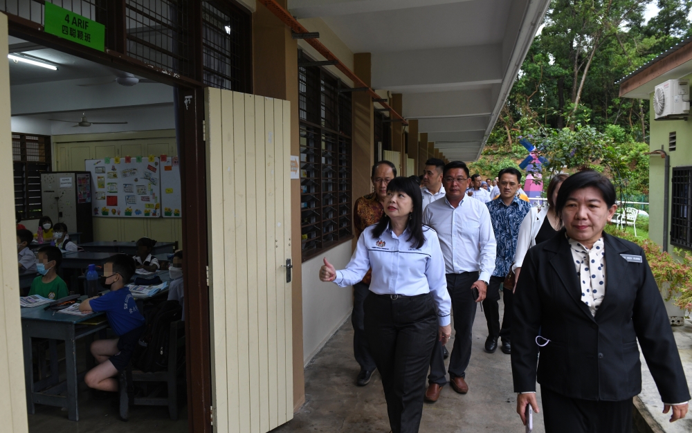 Deputy Education Minister Lim Hui Ying visits SJKC Chong Kuang, Sungai Bakap in Nibong Tebal, July 11, 2023. — Bernama pic 