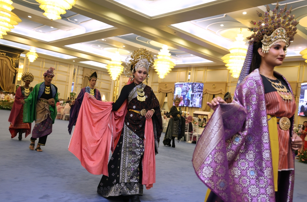 Model bergambar dalam pakaian tradisional semasa pertunjukan fesyen dengan songket dan Tenun Pahang (Tenun Pahang) diketuai oleh pereka fesyen Datuk Radzuan Radziwill di Istana Negara di Kuala Lumpur 12 Julai, 2023. — Gambar Bernama