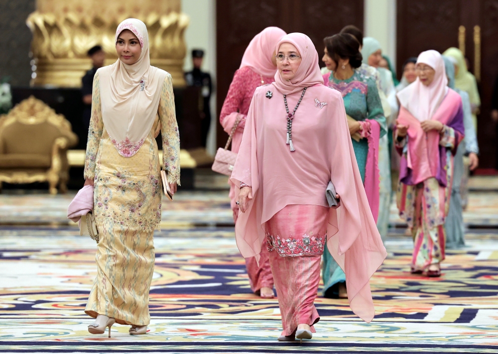 Raja Permaisuri Agong Tunku Azizah Aminah Maimunah Iskandariah (depan kanan) menghadiri majlis Makan Malam Diraja di Istana Negara di Kuala Lumpur Julai 12, 2023. — Gambar Bernama