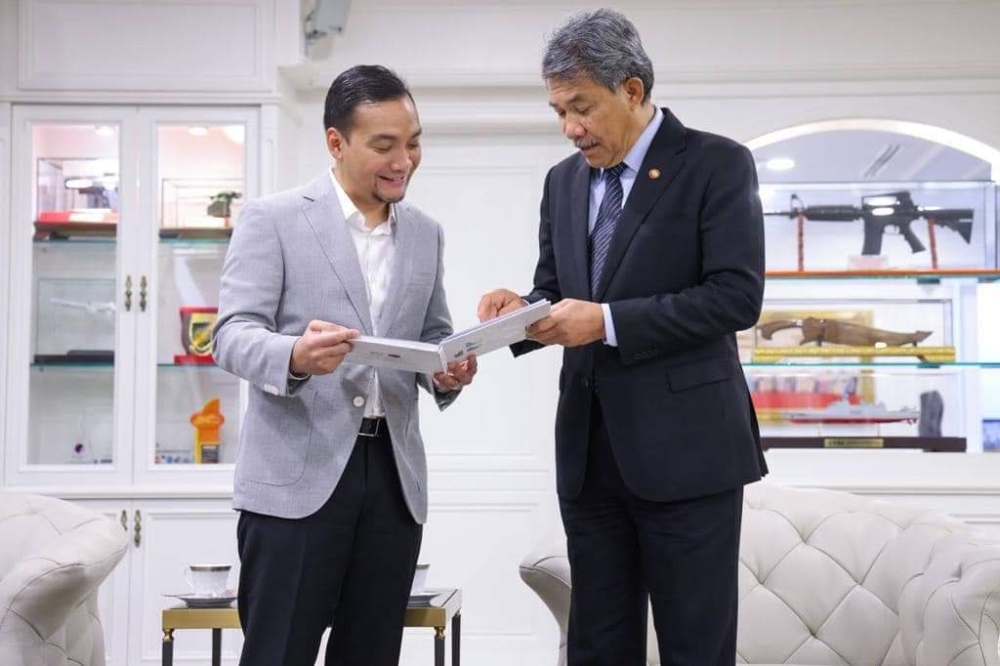 Johor Menteri Besar Datuk Onn Hafiz Ghazi (left) and Defence Minister Datuk Seri Mohamad Hasan during a meeting at the Ministry of Defence in Putrajaya July 12, 2023. — Picture courtesy of Johor Menteri Besar’s office