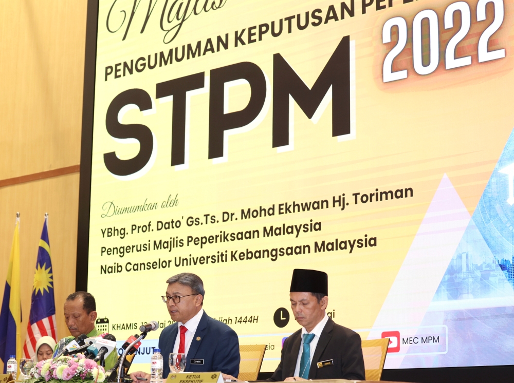 A total of 1,184 Sijil Tinggi Persekolahan Malaysia (STPM) 2022 examination candidates obtained the perfect score of Cumulative Grade Point Average (CGPA) of 4.00, said Malaysian Examinations Council (MPM) chairman Prof Datuk Mohd Ekhwan Toriman. — Bernama pic