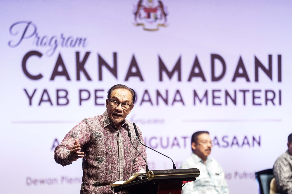 The prime minister gave the assurance that the government will be fair and reasonable to civil servants when reviewing the salary scheme. — Picture by Sayuti Zainudin 