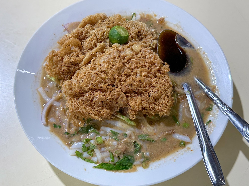 Sukakan kontras tekstur?  Dapatkan Laksa Telur Sarang dengan telur gorengnya yang rangup yang melengkapi 'laksa' yang lazat.