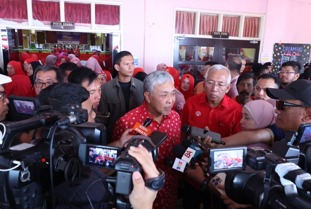 Deputy Prime Minister Datuk Seri Ahmad Zahid Hamidi (centre) said choosing leaders with good calibre who are serious about Kedahans’ welfare is more important than picking someone with many followers. — Bernama pic 