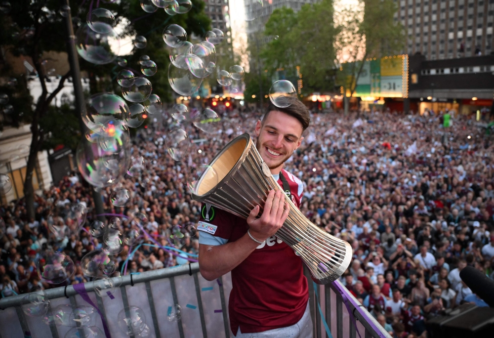 Gambar fail pemain tengah Inggeris West Ham United, Declan Rice memegang trofi Liga Persidangan Eropah Uefa di atas pentas di Dewan Perbandaran di Stratford, timur London pada 8 Jun 2023. — Gambar AFP