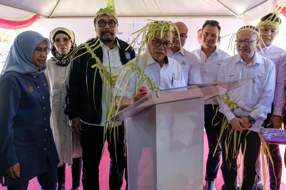 Pahang Menteri Besar Datuk Seri Wan Rosdy Wan Ismail signs a plaque during the launch of the KampungDigital365.com initiative at Kampung Orang Asli Tual B, Pos Sinderut, Kuala Lipis July 15, 2023. — Bernama pic