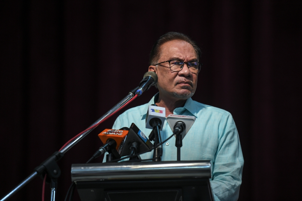 Prime Minister Datuk Seri Anwar Ibrahim stressed that the government’s efforts to eradicate hardcore poverty as stated this year will not focus on any one race but all races in Malaysia. — Bernama pic
