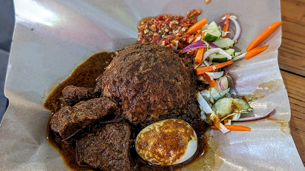 Nasi Dagang Daging Kerutuk adalah sama kaya dan pedas seperti yang anda cari.