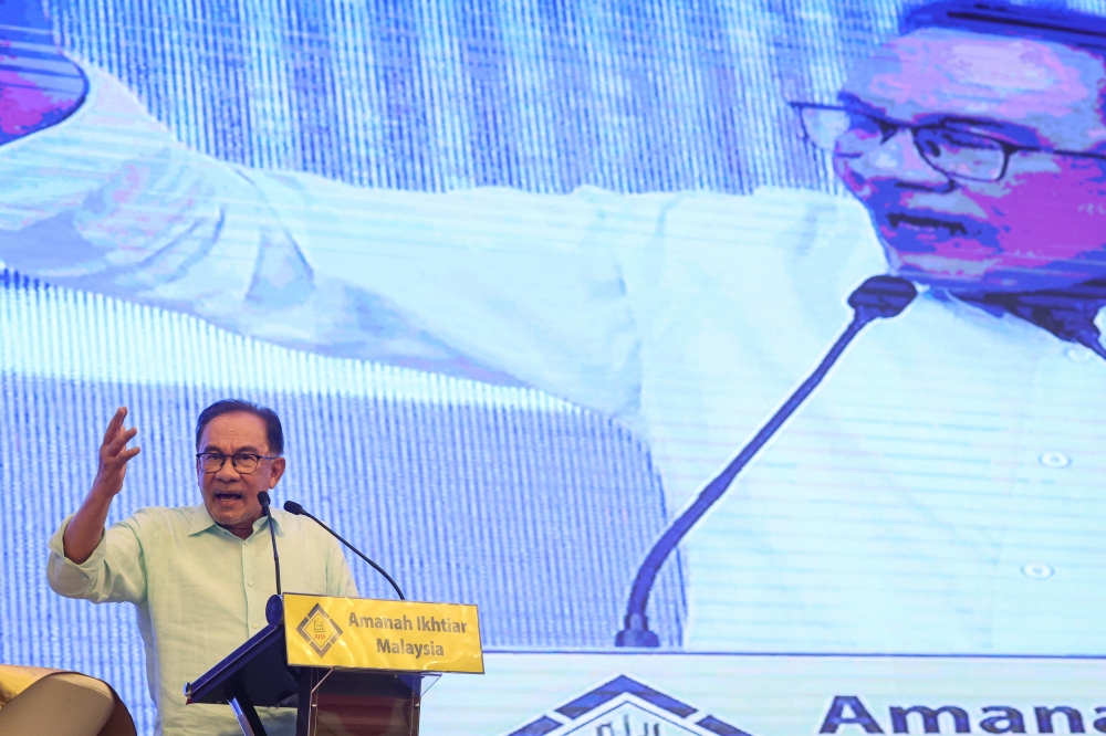 Prime Minister Datuk Seri Anwar Ibrahim delivering a speech at the Malaysia Madani programme with the PDRM Department of Internal Security and Public Order in Kulim July 15, 2023. — Bernama pic