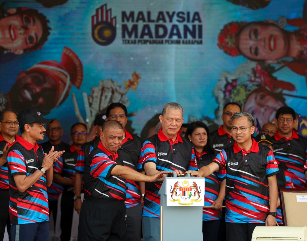 Deputy Prime Minister who is also Minister of Plantation and Commodities Datuk Seri Fadillah Yusof (centre) together with Minister of Communications and Digital Fahmi Fadzil and Menteri Besar of Perak Datuk Seri Saarani Mohamad (second left) at the launch of the National Month at Sultan Azlan Shah Circle, Meru Raya, Ipoh, July 16, 2023. — Bernama pic