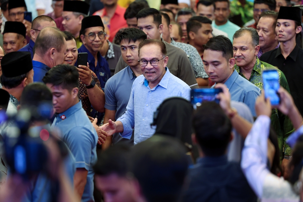 Prime Minister Datuk Seri Anwar Ibrahim (centre) today announced an allocation of RM4.61 million for the Penang Public Religious School Assistance for this year. — Bernama pic