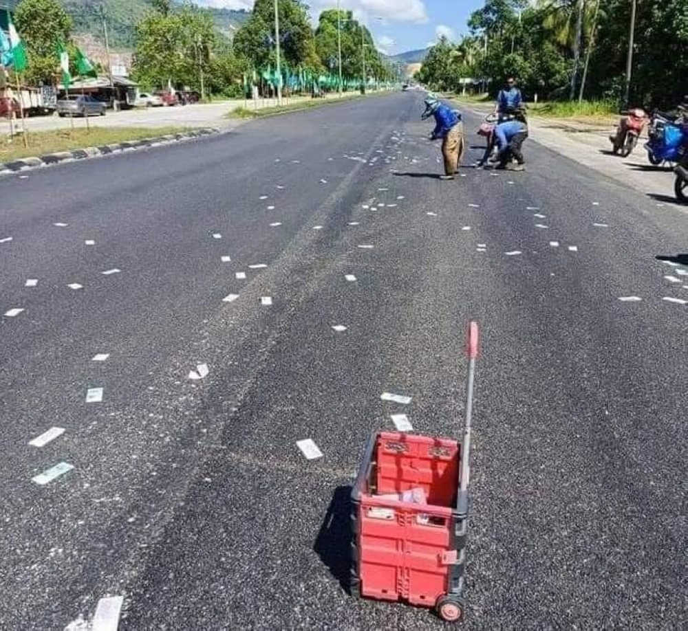 Terengganu man Wan Ibrahim lost money after placing it on his car boot and his sister is now appealing for its return. — Picture via Facebook/ Friends of Bomba Malaysia
