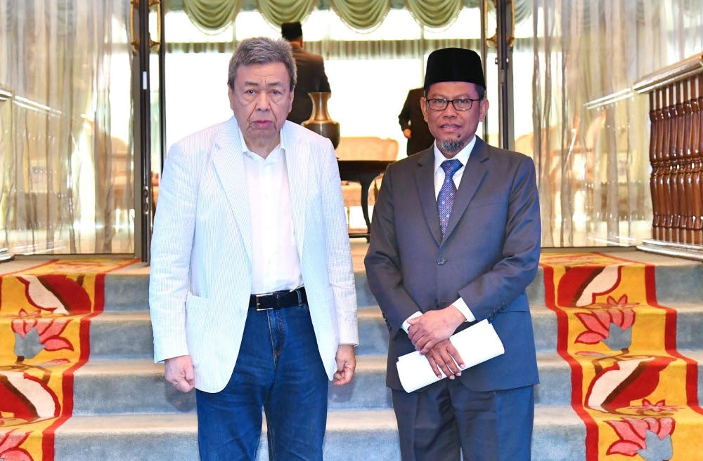 Selangor monarch Sultan Sharafuddin Idris Shah with Selangor PAS commissioner Datuk Ahmad Yunus Hairi, July 17, 2023. — Picture from Facebook/Selangor Royal Office