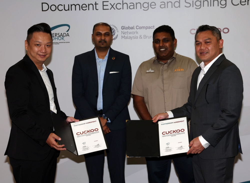 Johor Tourism, Environment, Heritage and Culture Committee chairman K. Raven Kumar and United Nations Global Compact Network Malaysia & Brunei (UNGCMYB) Johor director Edey Suresh (back, left) witness exchange of documents after the signing of the memorandum of understanding (MoU) between Persada Johor general manager David Emir Bareng and Cuckoo International (MAL) Sdn Bhd deputy president Michael Lee in Johor Baru July 17, 2023. — Bernama pic